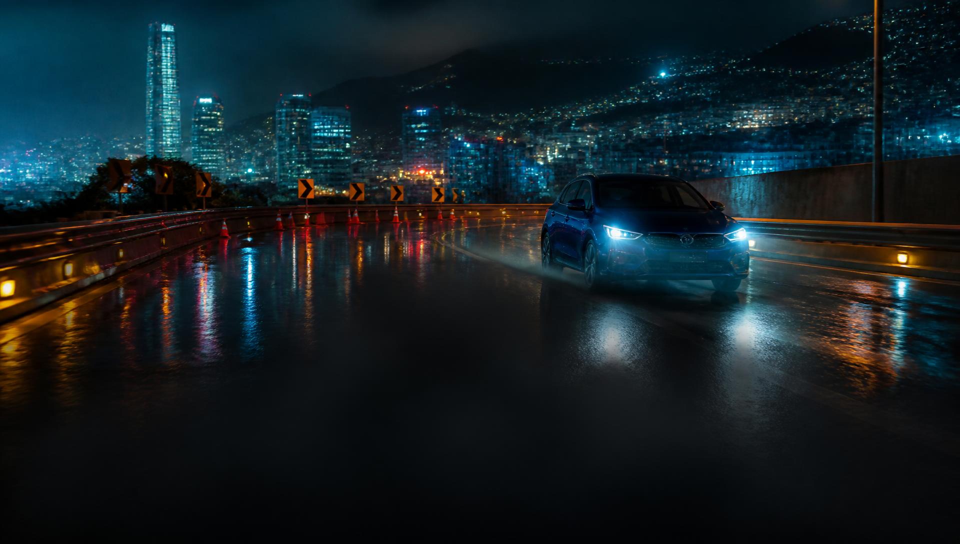 Automóvil circulando de noche con luces que mejoran la visibilidad